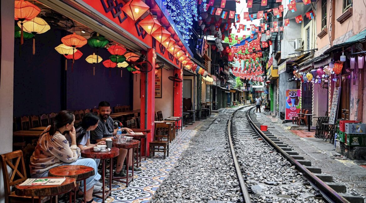 Hotel Near Hanoi Train Street – Hanoi Larosa Hotel