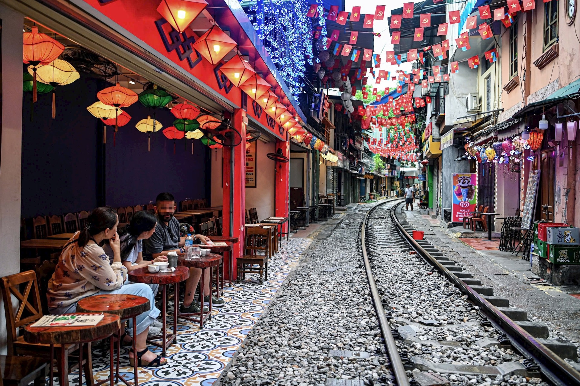 Hotel Near Hanoi Train Street – Hanoi Larosa Hotel