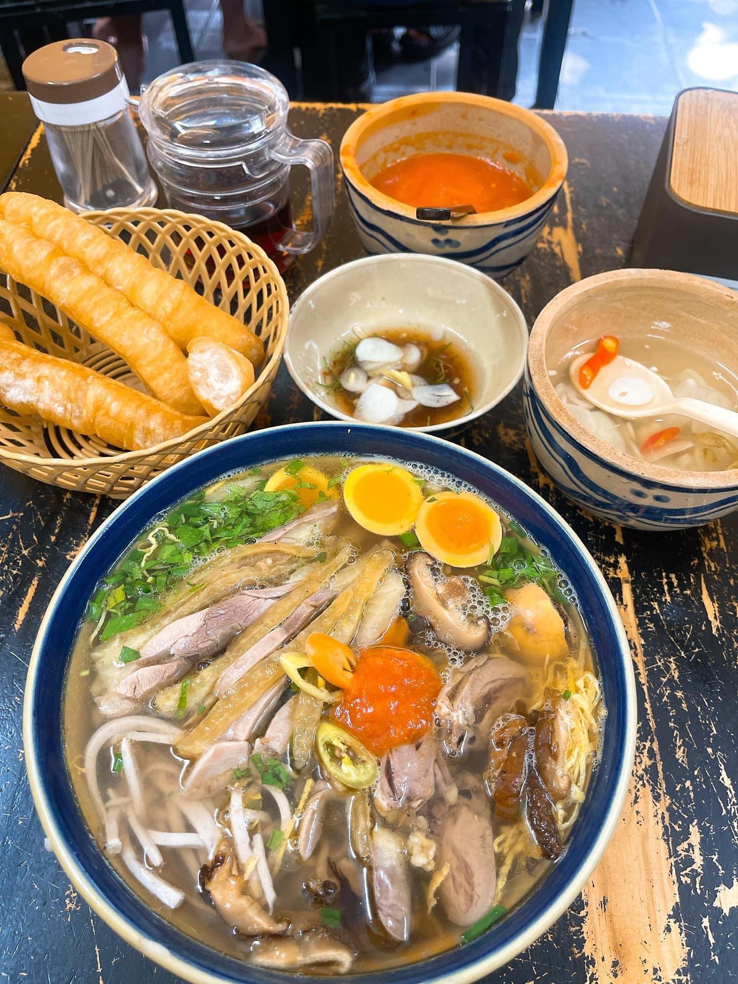 Địa điểm ăn ngon gần văn miếu - bún thang bà tổng