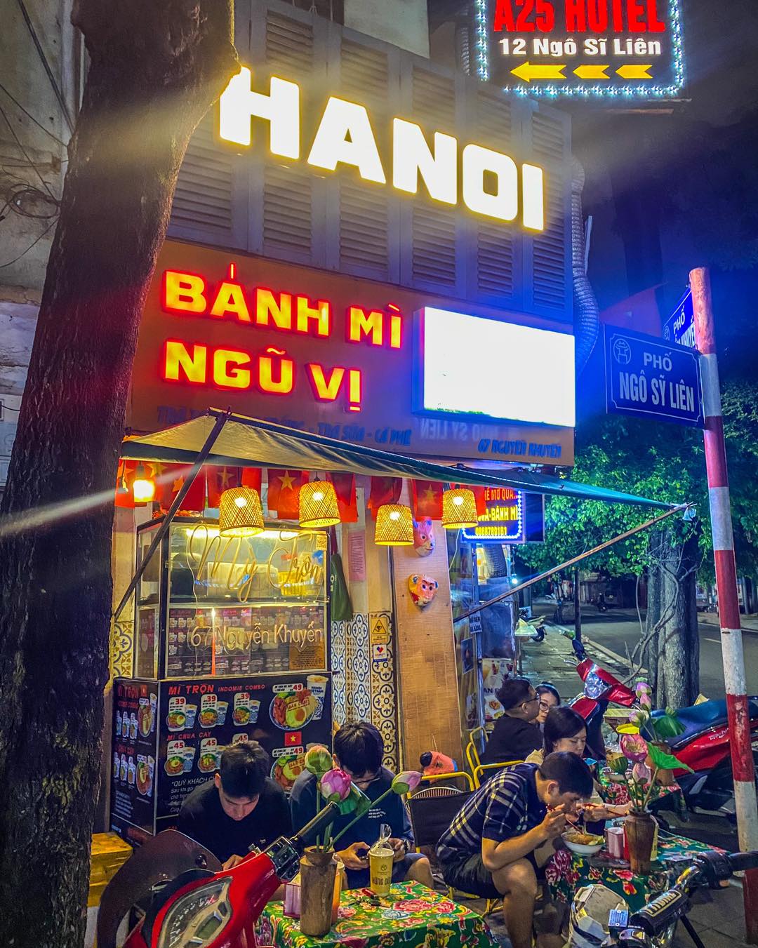 Địa điểm ăn ngon gần văn miếu - Bánh mì ngũ vị